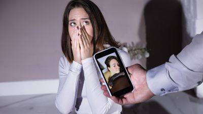 Leria Glow VR Porn: The Student - DarkRoomVR - txxx.com