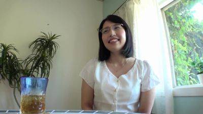 自身の性欲は衰えず現在も同僚である若い教員との不倫セックスに溺れている女教師 - txxx.com - Japan