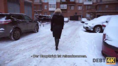 Debt4k. der süße friseur hat eine schuld für das couch aufgenommen und muss jetzt dafür bezahlen - sexu.com - Russia