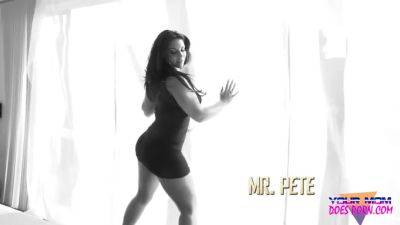 Bella Reese: Big Booty And Bouncy Tits - hotmovs.com