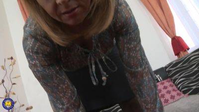 Lonely Housewife Gets In A Horny Mood And Lets Herself Go. - MatureNl - hotmovs.com