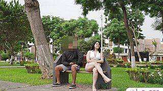 Quiero chuparles la pinga!!! Policias detienen en la calle a una puta muy cachonda - ah-me.com