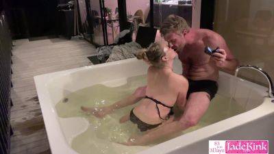 Amateur couple Hot tub sex party cumshot - txxx.com