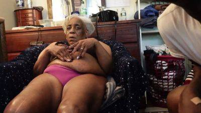 Hot Granny Rob Gives Amazing Blowjob to Big Black Cock - veryfreeporn.com