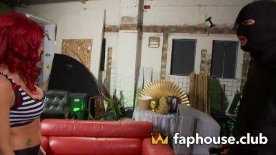 Naughty thief scoops up some drool-worthy donk - NSFW XXX porn! - hotmovs.com