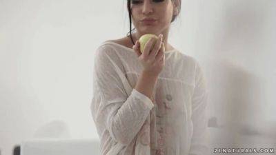 Annie Wolf enjoys anal play - sexu.com