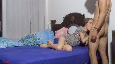 Me Follo A Mi Hermanastra Mientras Esta Descansando Al Lado De Ella 11 Min - hclips.com - Colombia