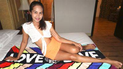 Thai MILF wife gives her white husband a foot massage and sex - txxx.com - Thailand