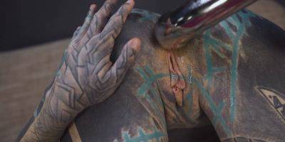 Anuskatzz presses the smooth steel against her hole, moaning as she pushes it all the way in - sexu.com