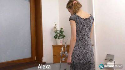 Bush Baby Alexa combs her blonde pussy hair in a warm, soapy bath. - sexu.com