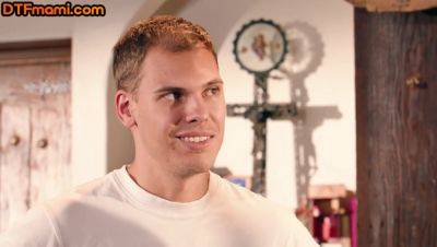 Busty ginger MILF gets doublepenetrated - hotmovs.com