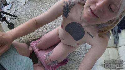 Brille Sucking Some Hard Dick And Getting Cum In Her Mouth Behind The Scenes - hotmovs.com