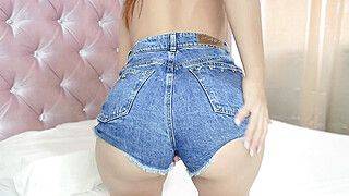 Zorra caliente queda sola en casa y se masturba su estrecho coño rosado - ah-me.com