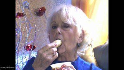 Imagine this banana was your cock - Sparkle - hclips.com - Britain