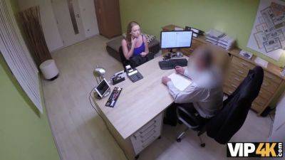 Vip4k. studentessa dà la sua figa allo sconosciuto per i soldi necessari - sexu.com - Czech Republic