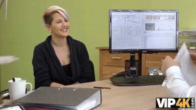 Vip4k. el agente de credito esta enamorado de su joven cliente y la usa - sexu.com - Czech Republic