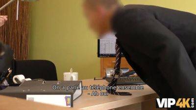 Vip4k. katy aux cheveux blonds espère obtenir un prêt mais l'agent veut du sexe - sexu.com - Czech Republic