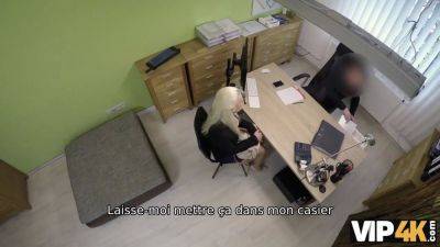 Vip4k. pauvre et magnifique vendeuse a des relations sexuelles sauvages - sexu.com - Czech Republic