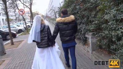 Debt4k. woman doesnt want the man to take tv so she has porno with him - sexu.com - Czech Republic