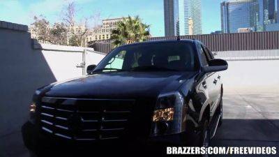 Brazzers - Ariella Ferra gives her driver a ride - sexu.com