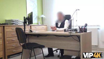 Vip4k. troia scopa con un agente di prestito per riparare la macchina del marito - sexu.com - Czech Republic