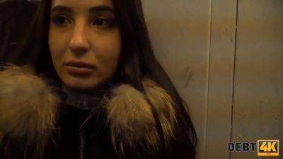 Debt4k. monica raw hat unerwarteten sex mit dem hartnäckigen schuldeneintreiber - sexu.com - Russia