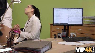 Vip4k. sweetheart esta lista para tener relaciones sexuales con un agente por dinero en efectivo directamente en la oficina - sexu.com - Czech Republic