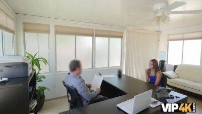 Vip4k. une pauvre étudiante a besoin d'un prêt pour un voyage - sexu.com - Czech Republic