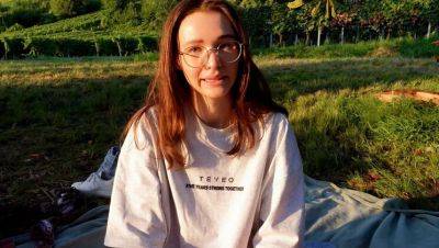 Teen Emmi-Hill Spreads Tight Asshole & Huge Labia Pussy Close-Up - xxxfiles.com