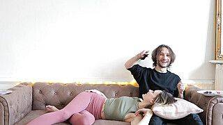 Amateur Français - Nina est de retour, je lui lèche la chatte et on chill ensemble... - ah-me.com