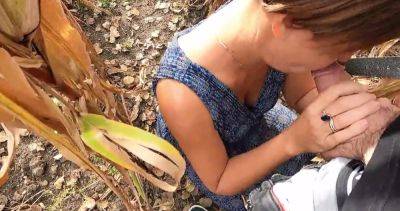 ma mature bien baisée dans un champ de maiis - txxx.com - France