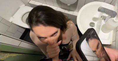 baiser dans les chiottes puis dans la chambre par 2 mecs - txxx.com - France