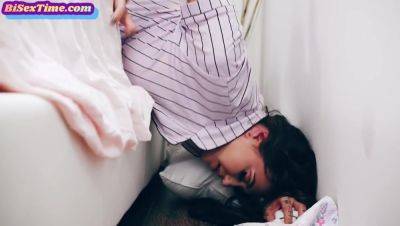 Stunning Tattoed cutie pleasuring 2cocks - hotmovs.com