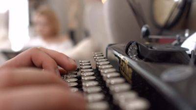 Huge cock for hot blonde - hotmovs.com