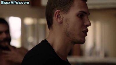 Busty bi MILF gets pussyeaten in 3some - hotmovs.com