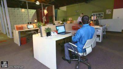 Goldie Rush - Footsie In The Office - sexu.com