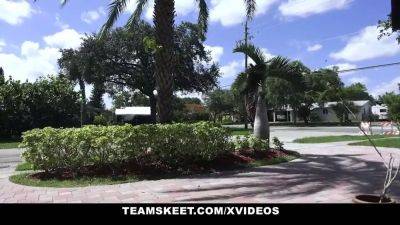 Killer cheerleader aria banks sucks and fucks till yelling climax - sexu.com