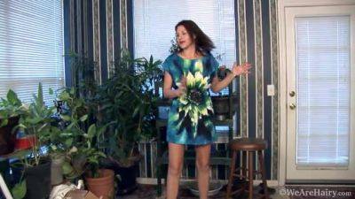 Gina Louise the gardener shows off her hairy body - WeAreHairy - hotmovs.com