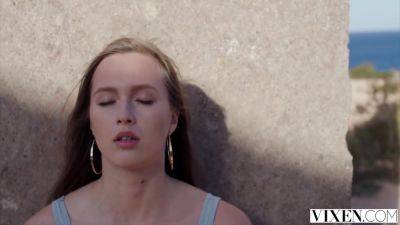 This Perfect Trophy Goes Wild On Vacation - hotmovs.com