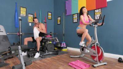 Alana Cruise fucks stranger in the gym - hotmovs.com - Usa