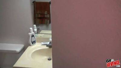 Girlfriend r. - duo has some douche fun - sexu.com