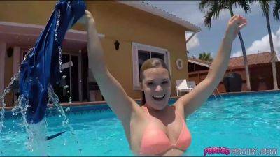 Fucking my stepmom by the pool was amazing! - hotmovs.com