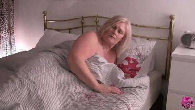 Hot British Granny Laceystarr Fucks Santa in Christmas Cosplay - veryfreeporn.com - Britain