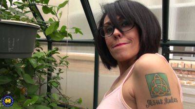 Horny Mature Lady With Big Pussy Lips Playing With Her Toy In The Garden - MatureNl - hotmovs.com - Usa