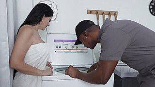 Me follo a un tecnico con una enorme BBC hasta correrse en mis tetas - ah-me.com