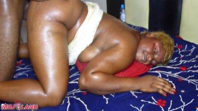 My Boyfriend Fucks Me And The Condom Pulls Off And Gets Stuck Inside My Pussy - hclips.com - Nigeria