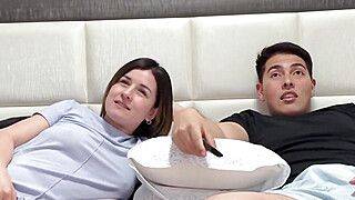 Veo Películas Con Mi Hermanastra Y terminamos Follando Duro hasta correrme en su estrecha vagina - ah-me.com