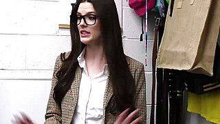 Suspect in glasses hammered from behind - ah-me.com