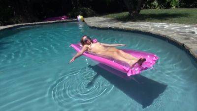 Jonni Hennessy And Seth Gamble - Backyard Dripping Creampie Surprise - hotmovs.com