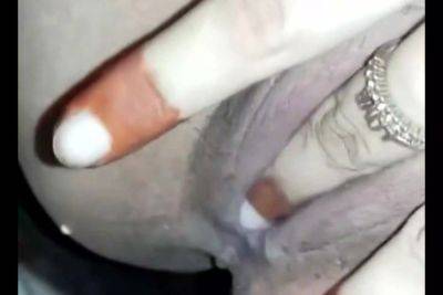 Desi Bhabi Finger De Ke Chut Se Pani Nikala - desi-porntube.com - India